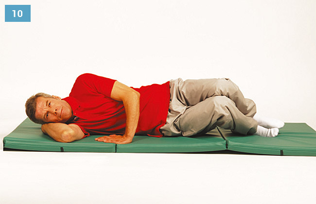 Ćwiczenie w leżeniu na boku, dolna ręka pod głową górna oparta o materac