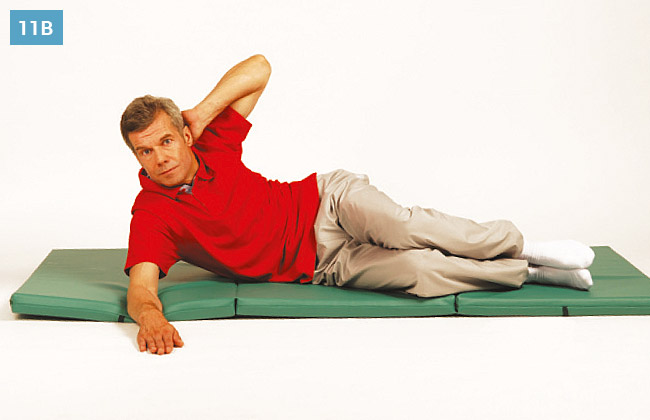 Ćwiczenie w leżeniu na boku, podnoszenie tułowia z ręką opartą na karku