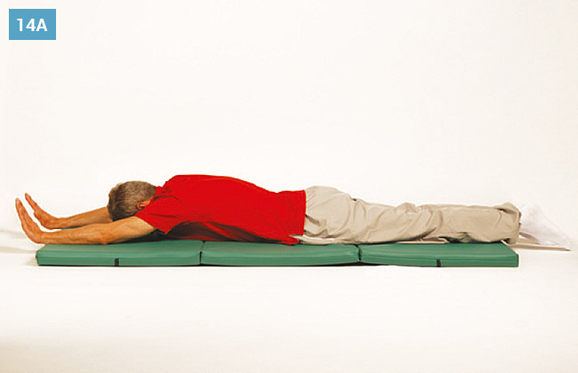 Ćwiczenie w leżeniu na brzuchu, wyprostowane ręce nogi i unoszenie ich do góry naprzemiennie