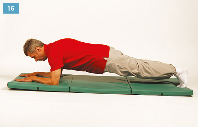 Ćwiczenie w leżeniu na brzuchu, oparte przedramiona oraz stopy na materacu, podnoszenia tułowia