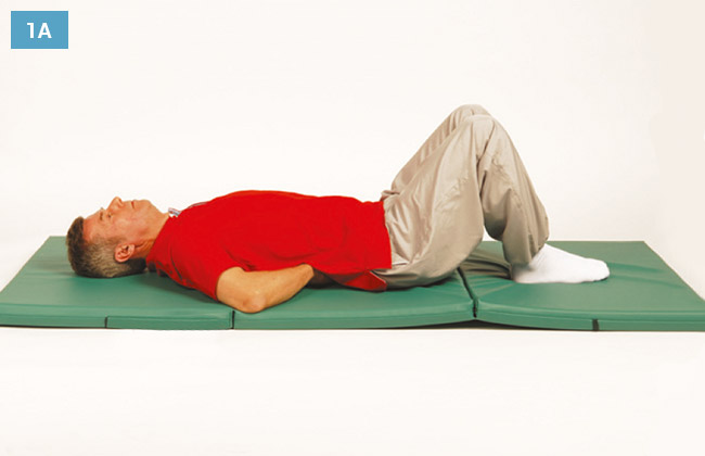 Ćwiczenie w leżeniu na plecach z ugiętymi kolanami stopy na materacu i dłonie pod kręgosłupem