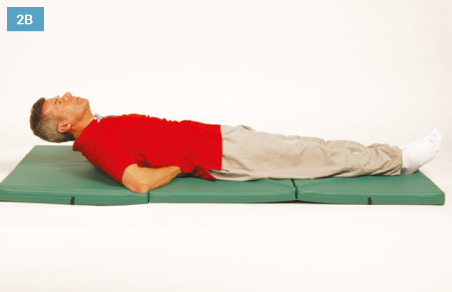 Ćwiczenie w leżeniu na plecach z wyprostowanymi kolanami stopy na materacu i dłonie pod kręgosłupem