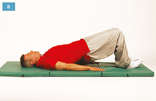 Ćwiczenie w leżeniu na plecach, pięty oparte na materacu, kolana zgięte, biodra unoszone w górę