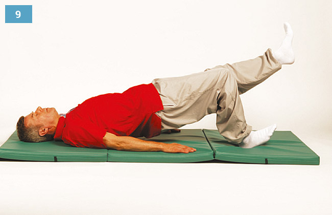 Ćwiczenie w leżeniu na plecach, jedna noga zgięta druga wyprostowana, biodra unoszone w górę