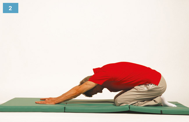 Ćwiczenie w klęku podpartym siadając na piętach wykonując skłon no przodu