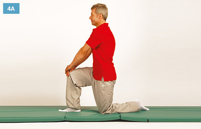 Ćwiczenie w klęku na kolanie opierając ręce o drugie kolano