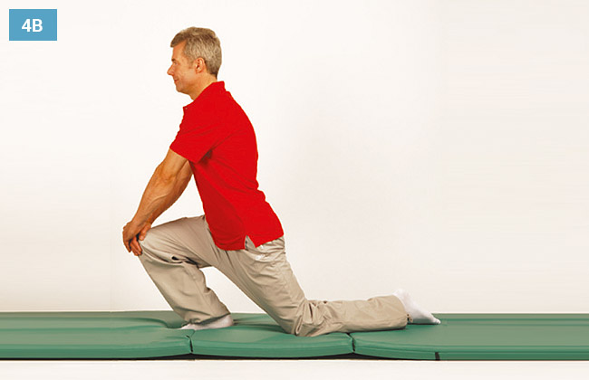 Ćwiczenie w klęku na kolanie opierając ręce o drugie kolano