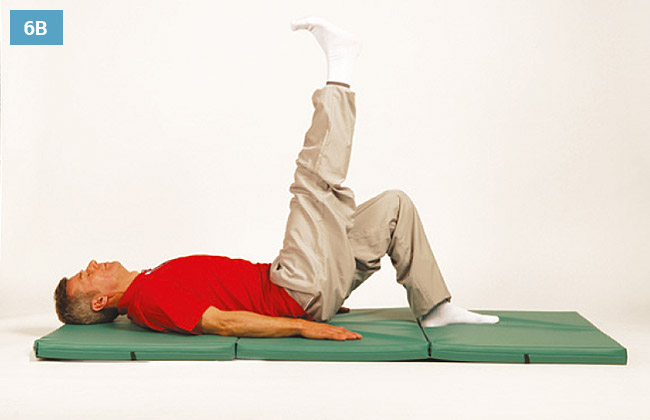 Ćwiczenie w leżeniu na plecach unoszenie wyprostowanej nogi do góry druga noga oparta na materacu