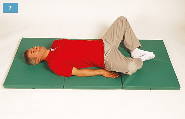 Ćwiczenie w leżeniu na plecach rozszerzanie szeroko kolan ze złączonymi stopami