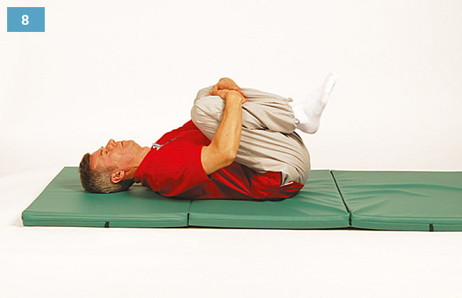 Ćwiczenie w leżeniu na plecach przyciąganie kolan do brzucha