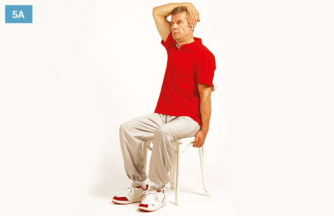 Ćwiczenie w siadzie na krześle, prawa ręka chwyta za przeciwległe ucho