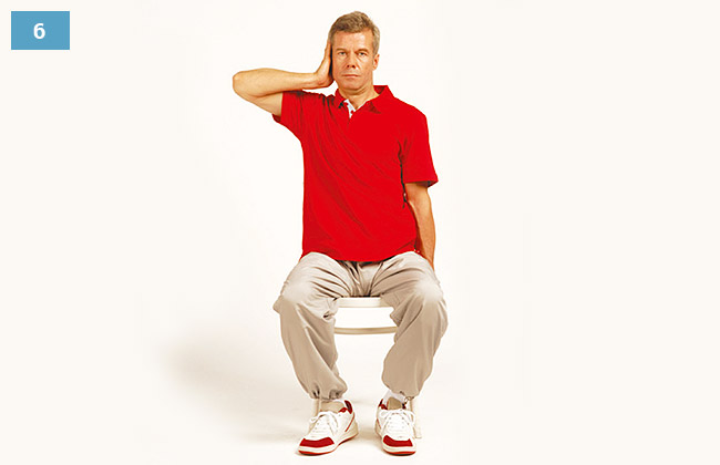 Ćwiczenie w siadzie na krześle, prawa ręka oparta na prawej skroni