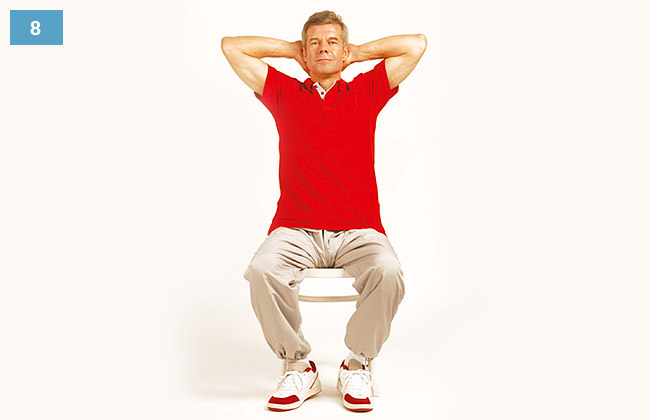 Ćwiczenie w siadzie na krześle, dłonie splecione na karku