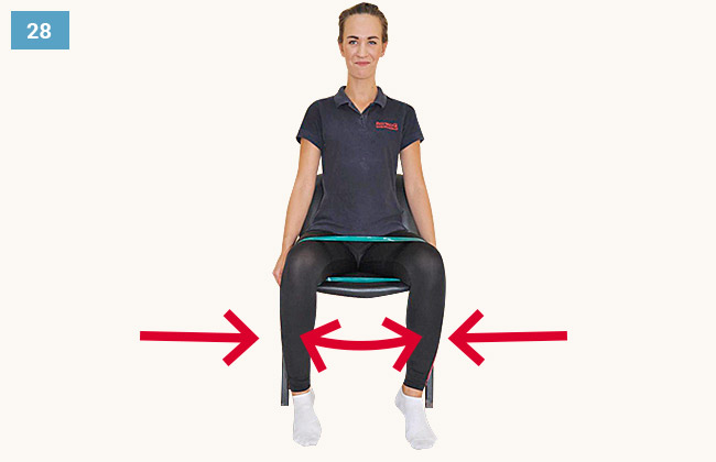 Ćwiczenie wzmacniające mięśnie odwodziciele uda w pozycji siedzącej