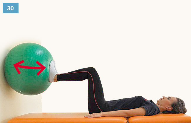 Ćwiczenie czucia głębokiego kończyn dolnych - wciskanie piłki