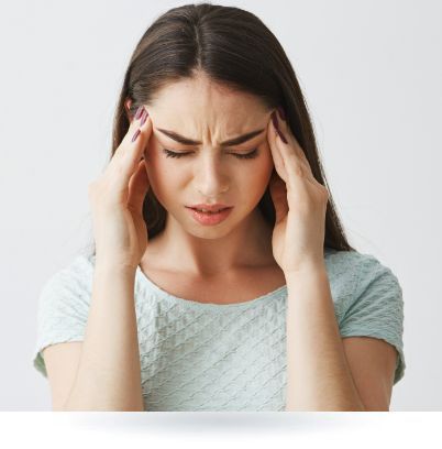 kobieta z bólem głowy